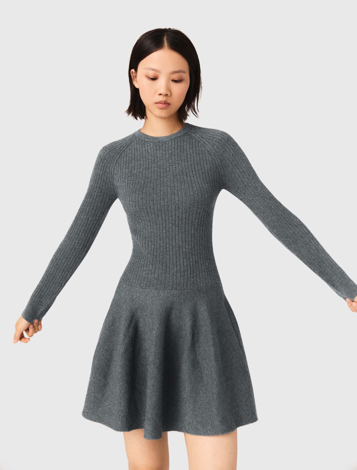 Vestido corto punto cuello perlado