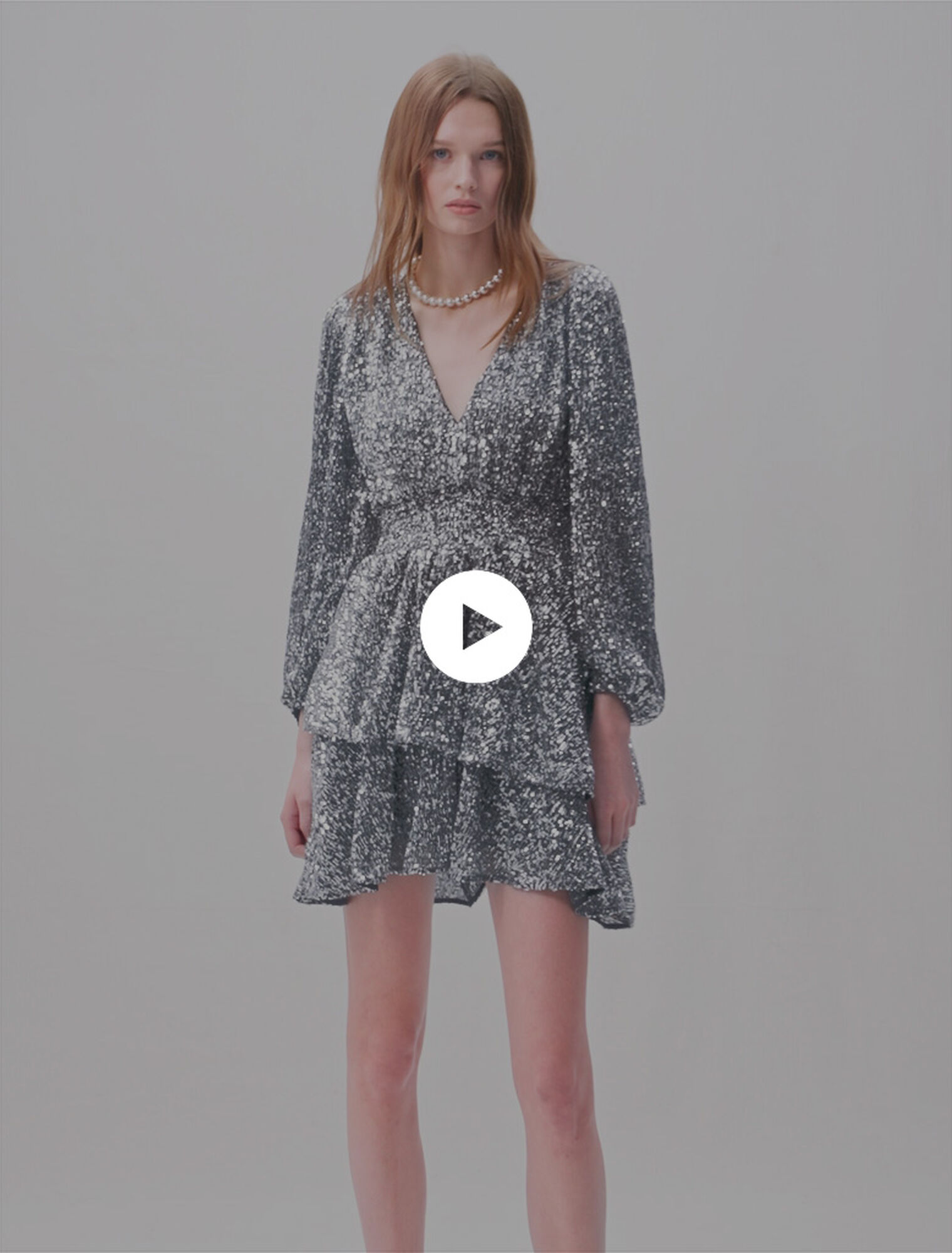 Vestido corto con volantes y lentejuelas