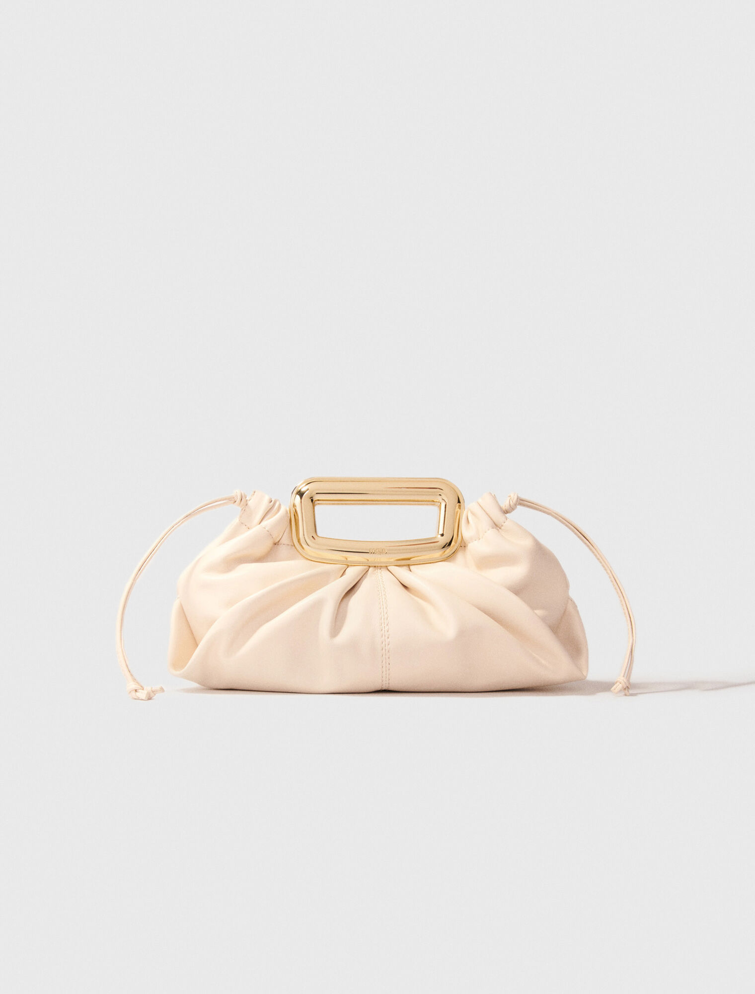 Clutch de piel con asa de metal