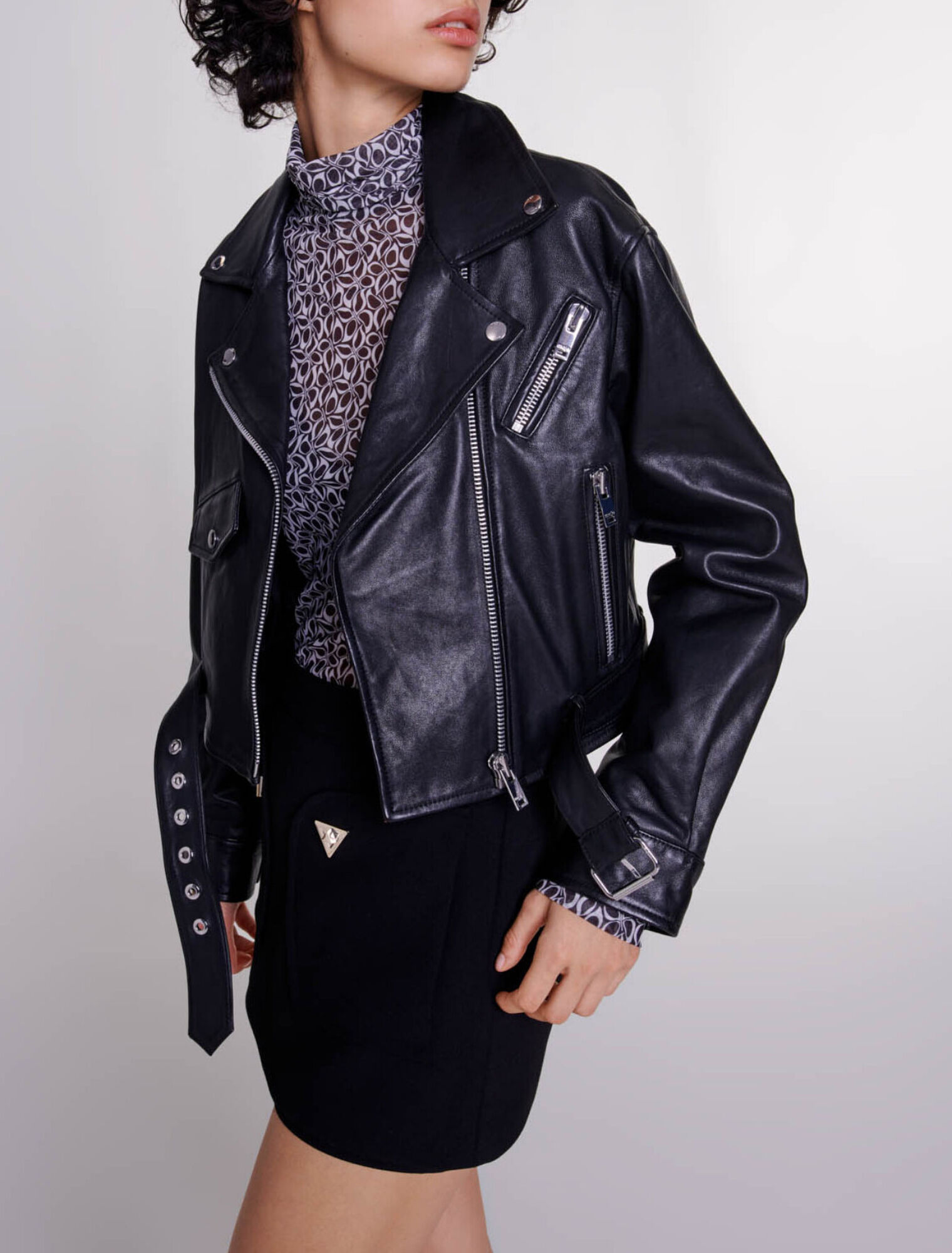 Chaqueta corta de piel con cinturón