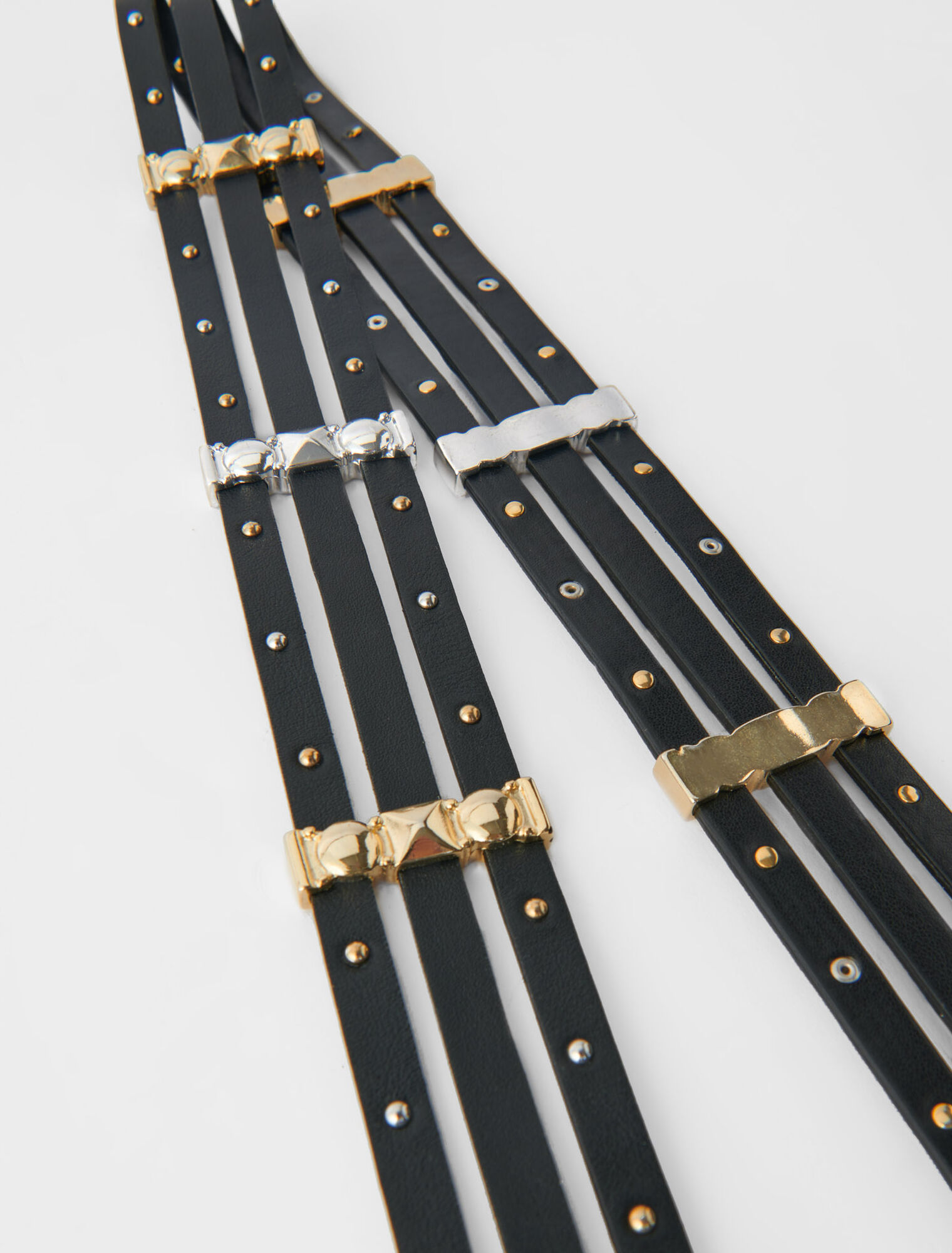 Bandolera de piel negra con tachuelas