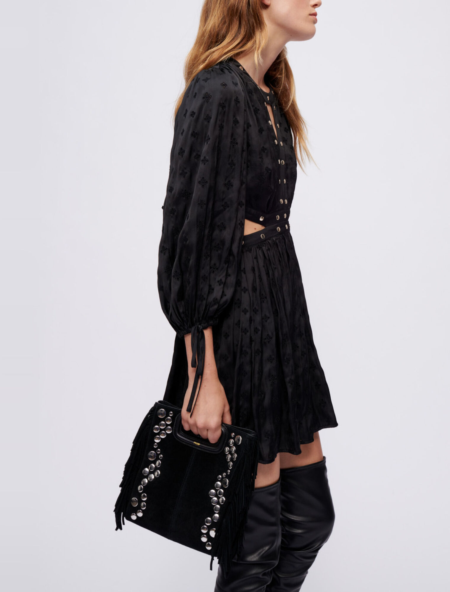 Vestido de satén bordado con tachuelas