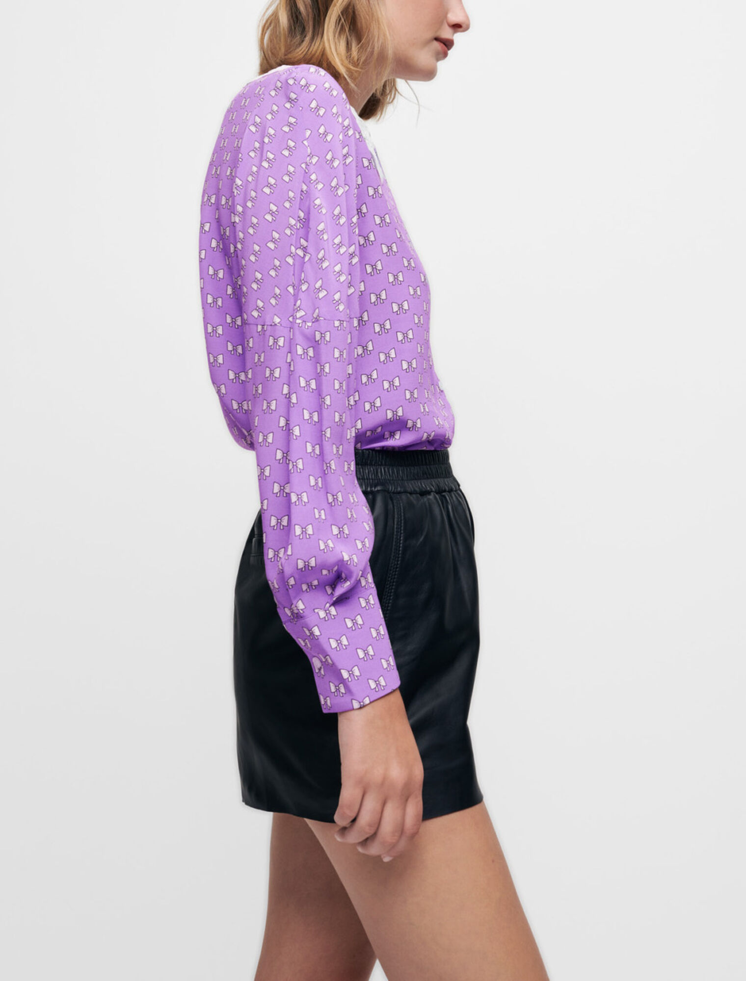 Camisa con lazo y cuello de guipur