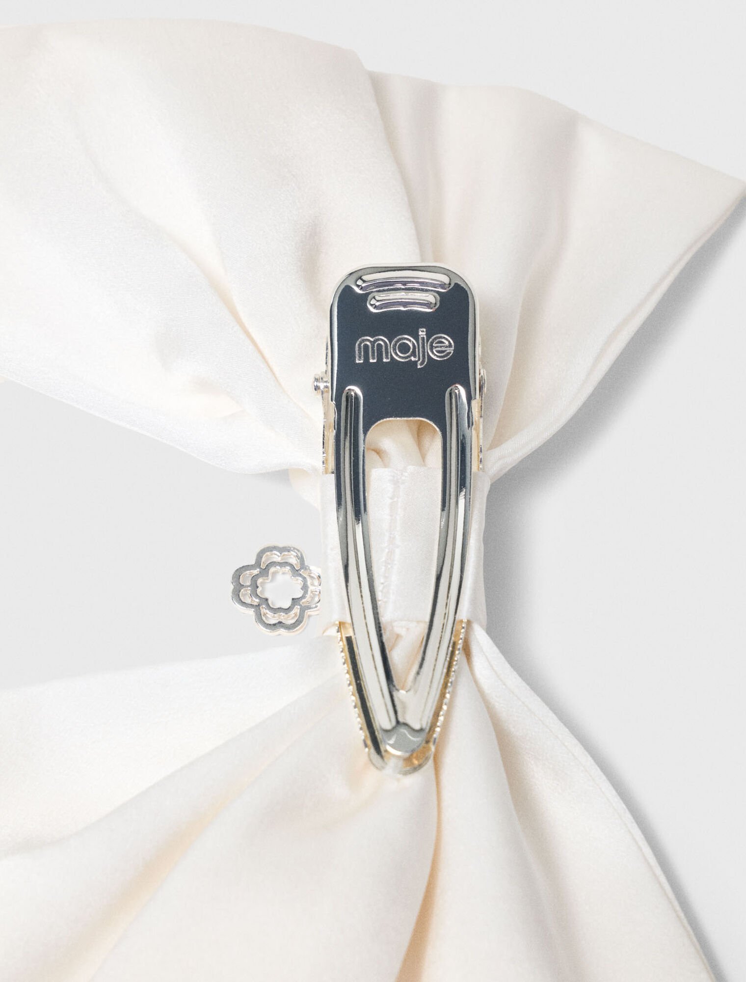 Pasador con lazo de sat&eacute;n