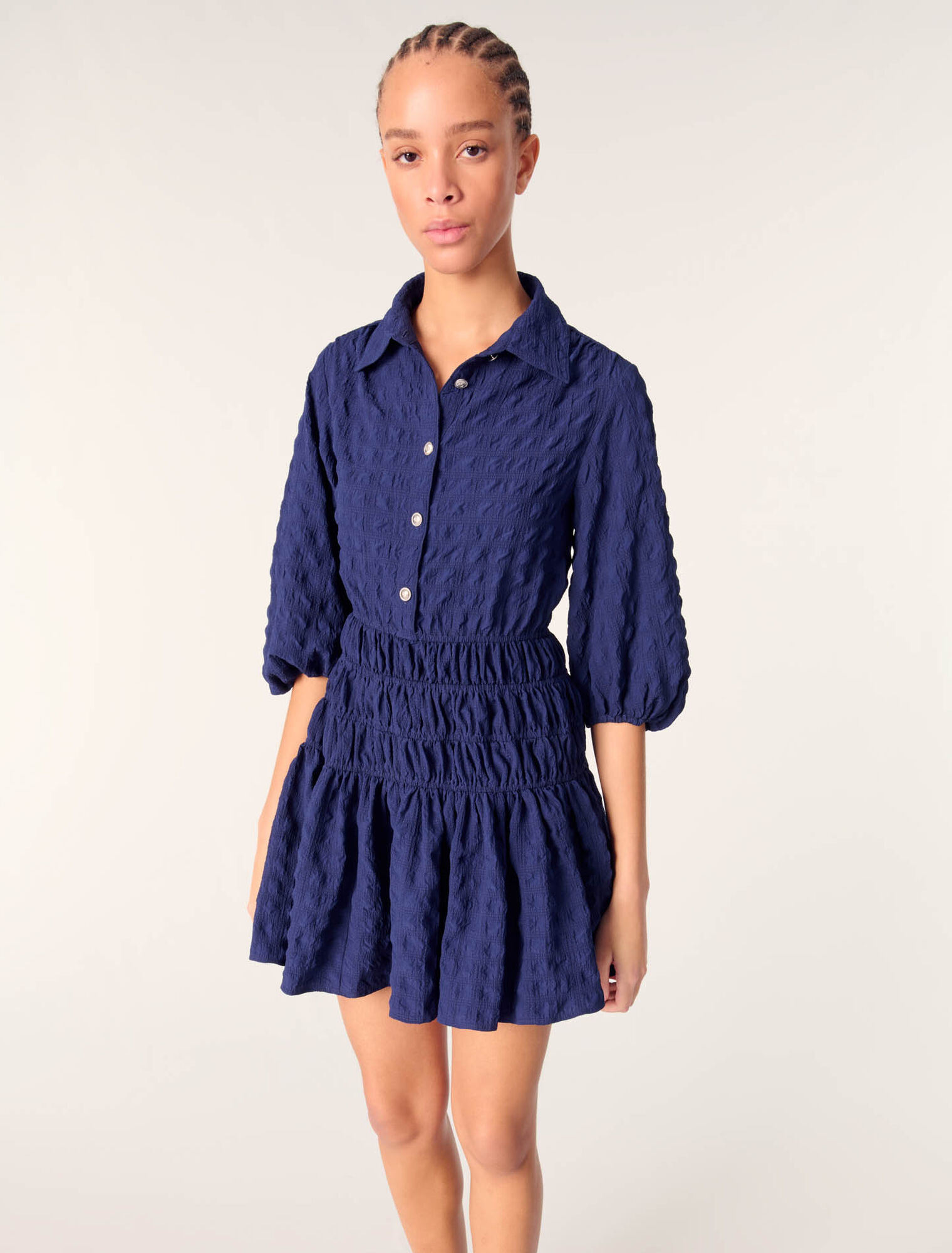 Vestido corto plisado y satinado 