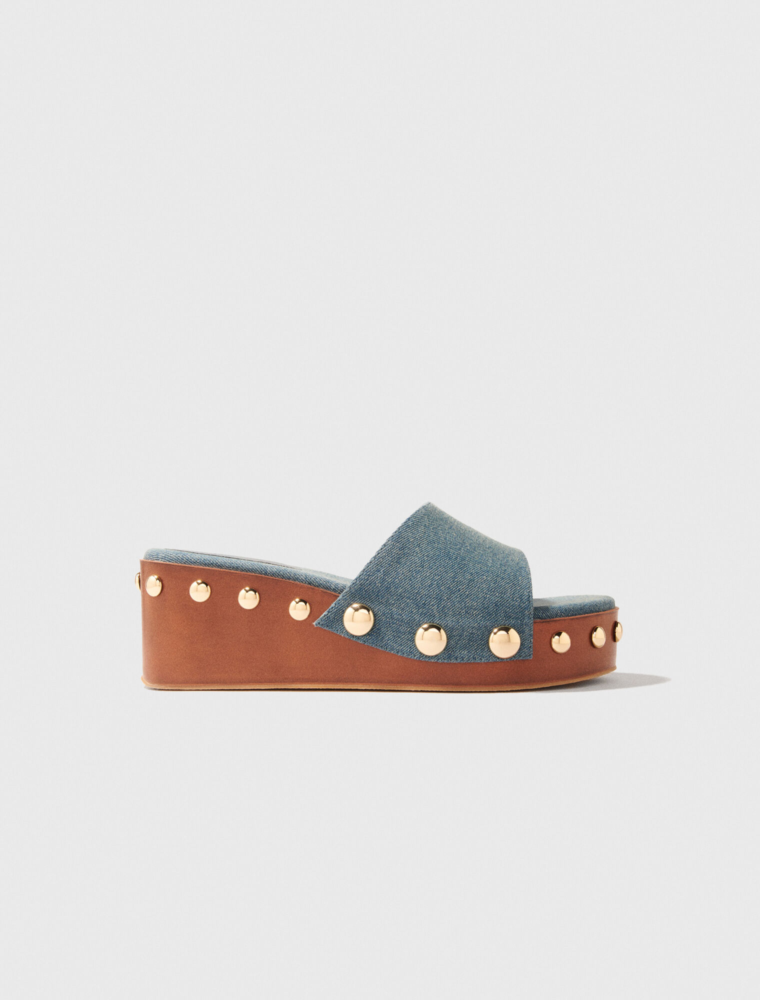 Mules denim de cuña con tachuelas