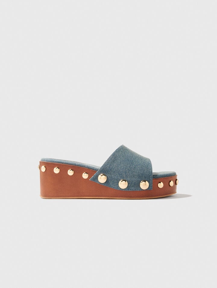 Mules denim de cuña con tachuelas