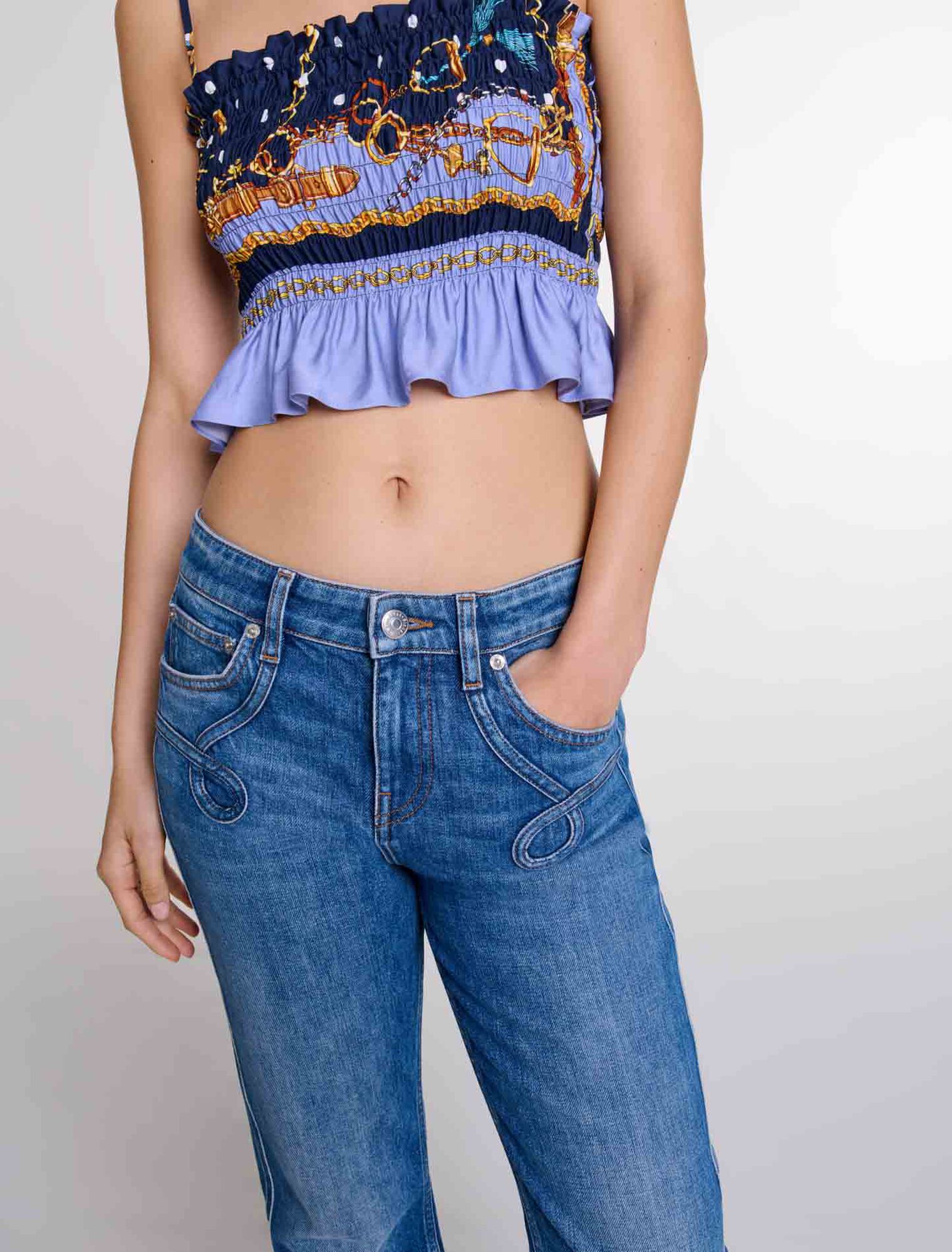 Vaqueros flare con bolsillos bordados