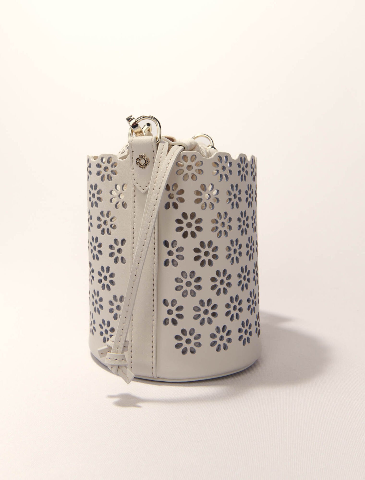 Bolso cubo de piel perforada