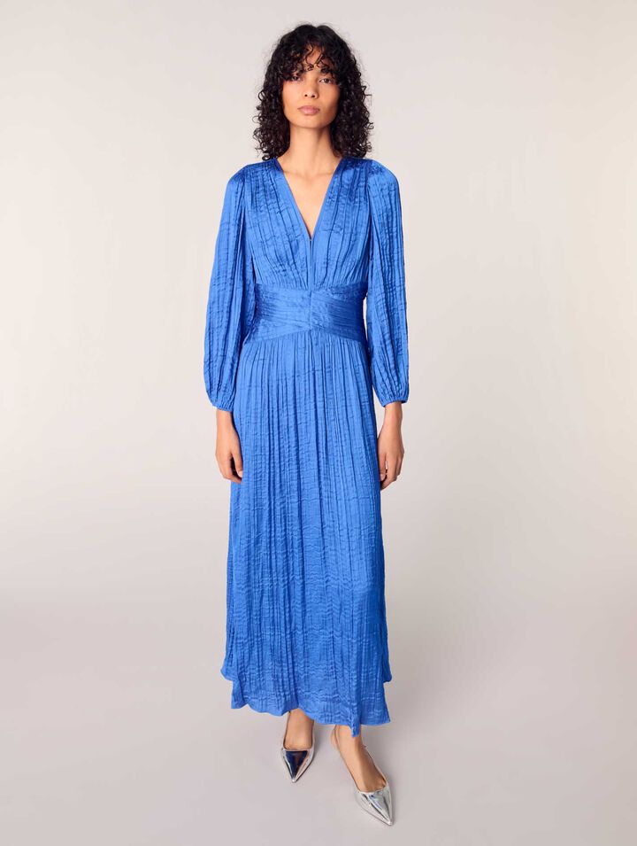 Vestido largo satinado y plisado