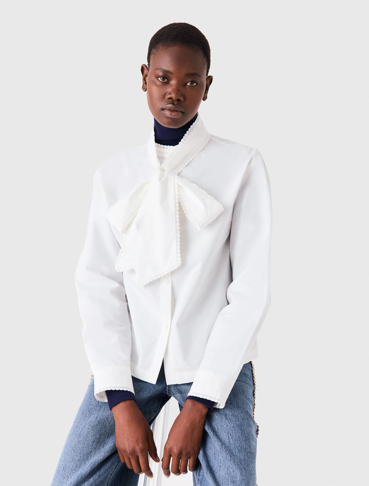 Camisa con lazo desmontable