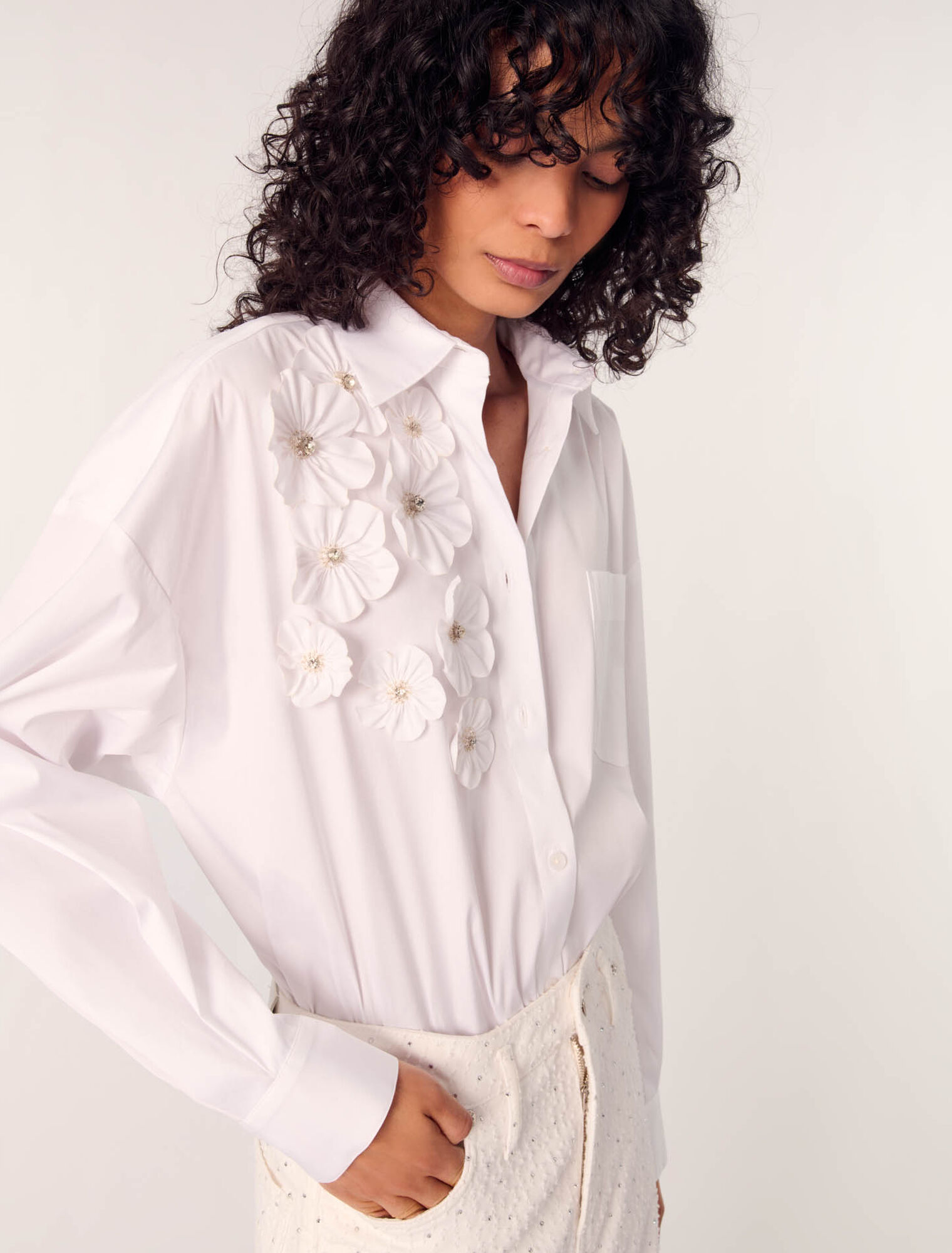 Camisa larga con flores bordadas