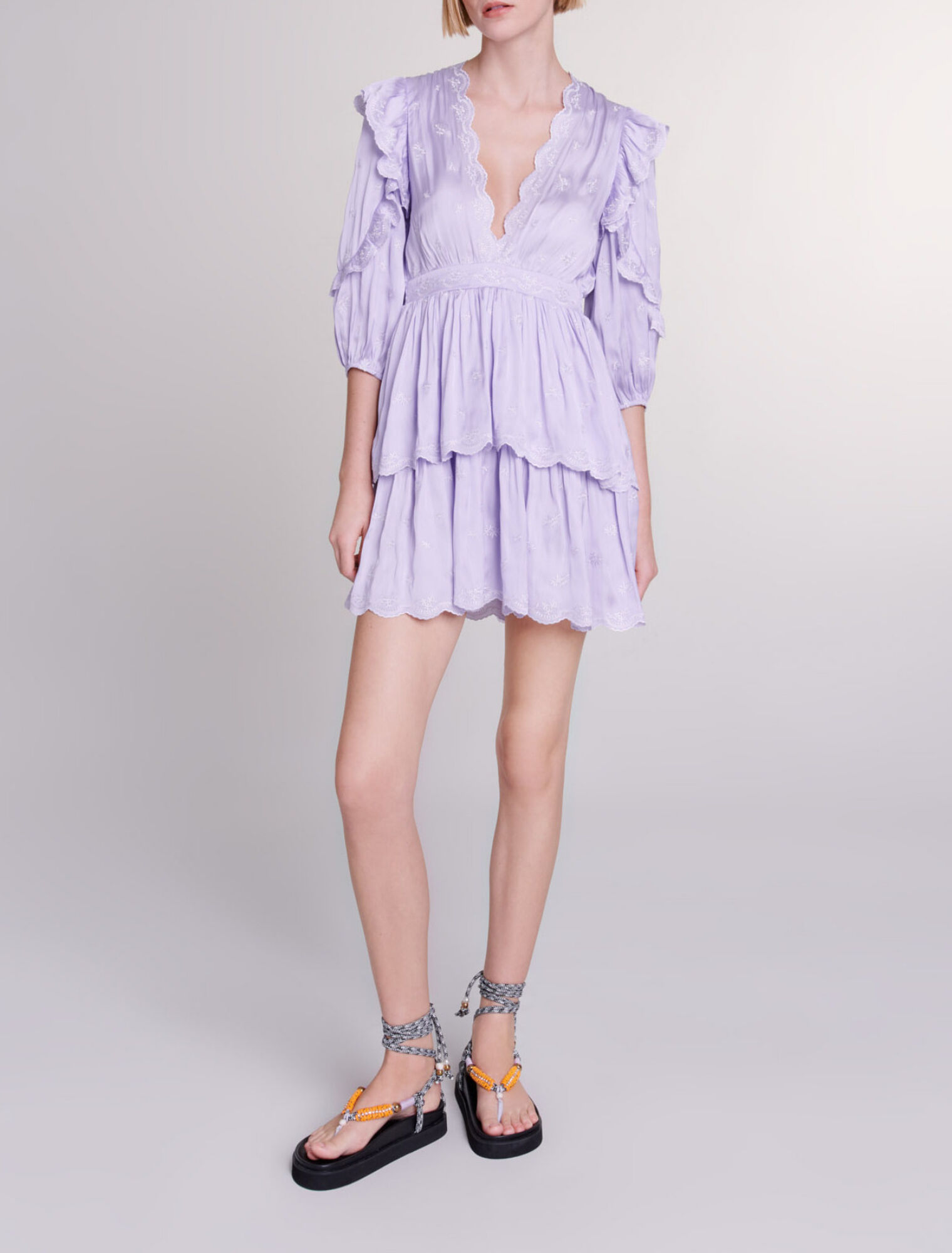 Vestido corto satinado y bordado