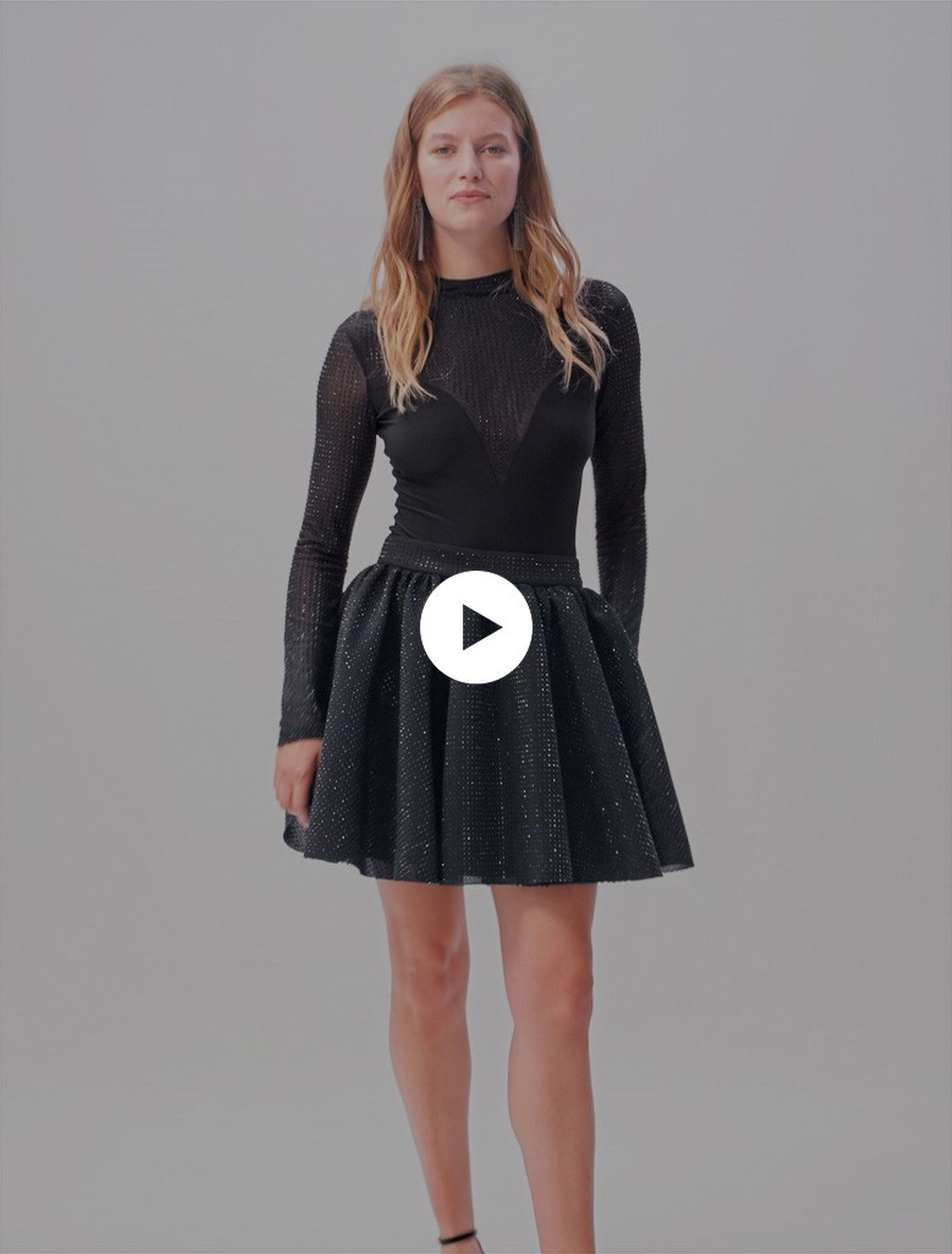 Falda corta voluminosa con strass