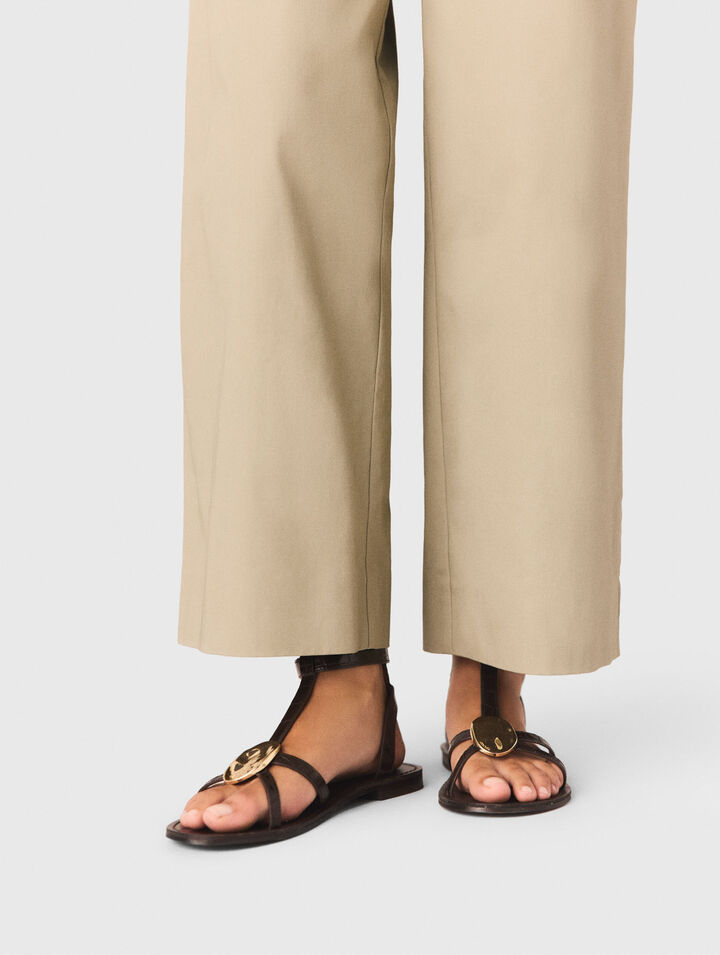 Sandalias planas con tiras de piel