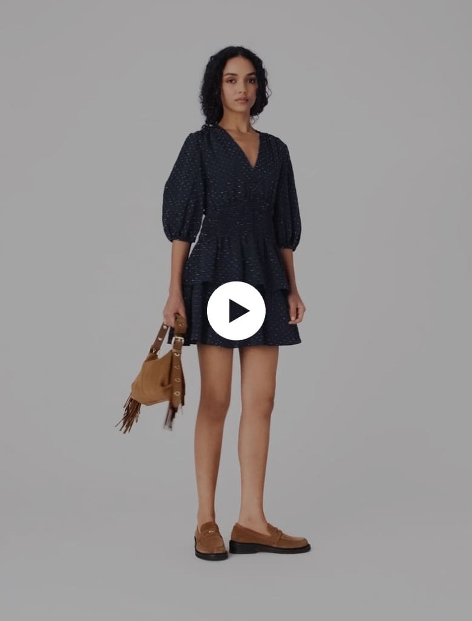 Vestido con volantes y pedrer&iacute;a