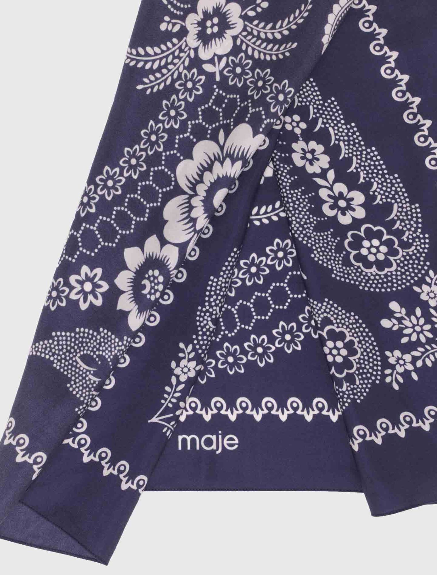 Pañuelo 90x90 de seda estampado