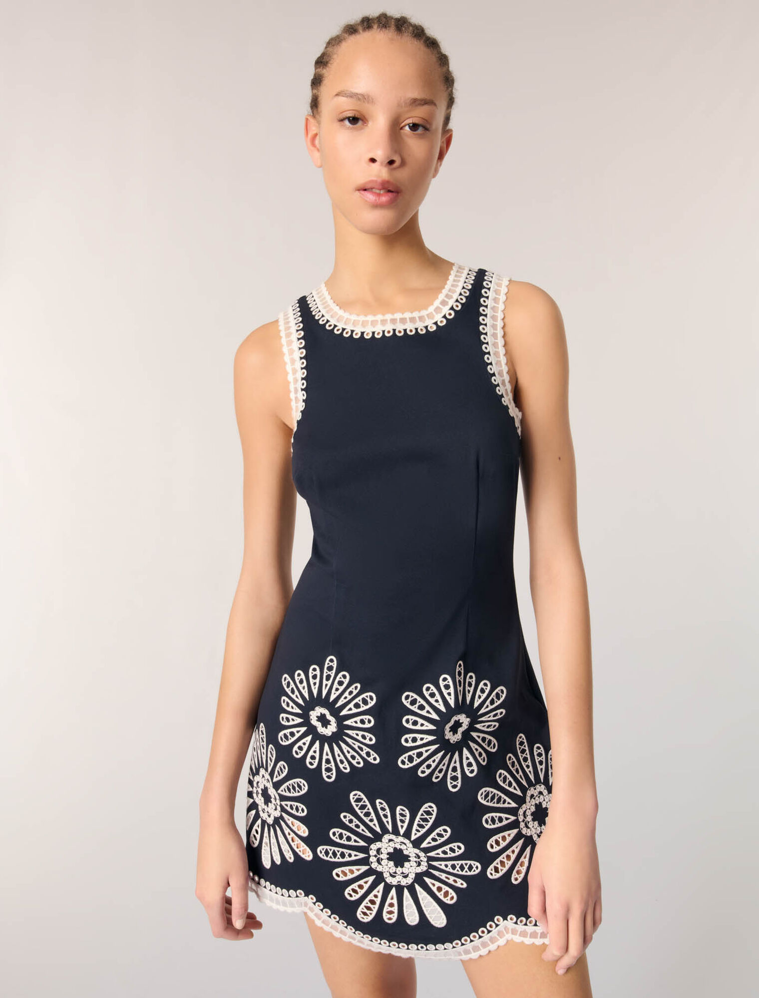 Vestido corto con detalles de ganchillo
