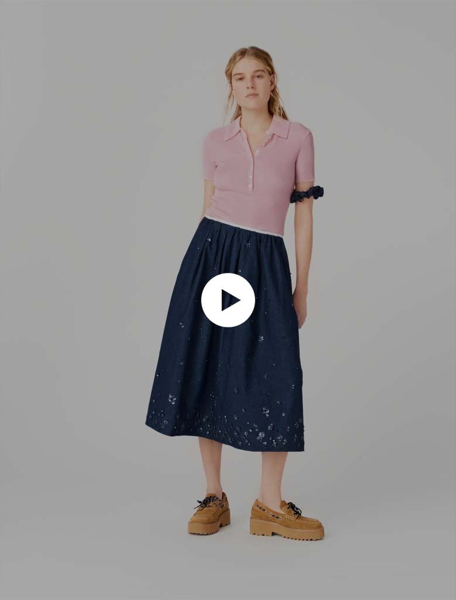 Falda semilarga en denim bordada