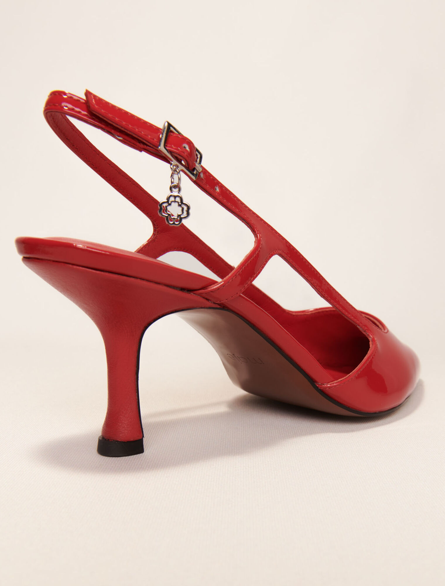 Zapato de tacón slingback de charol