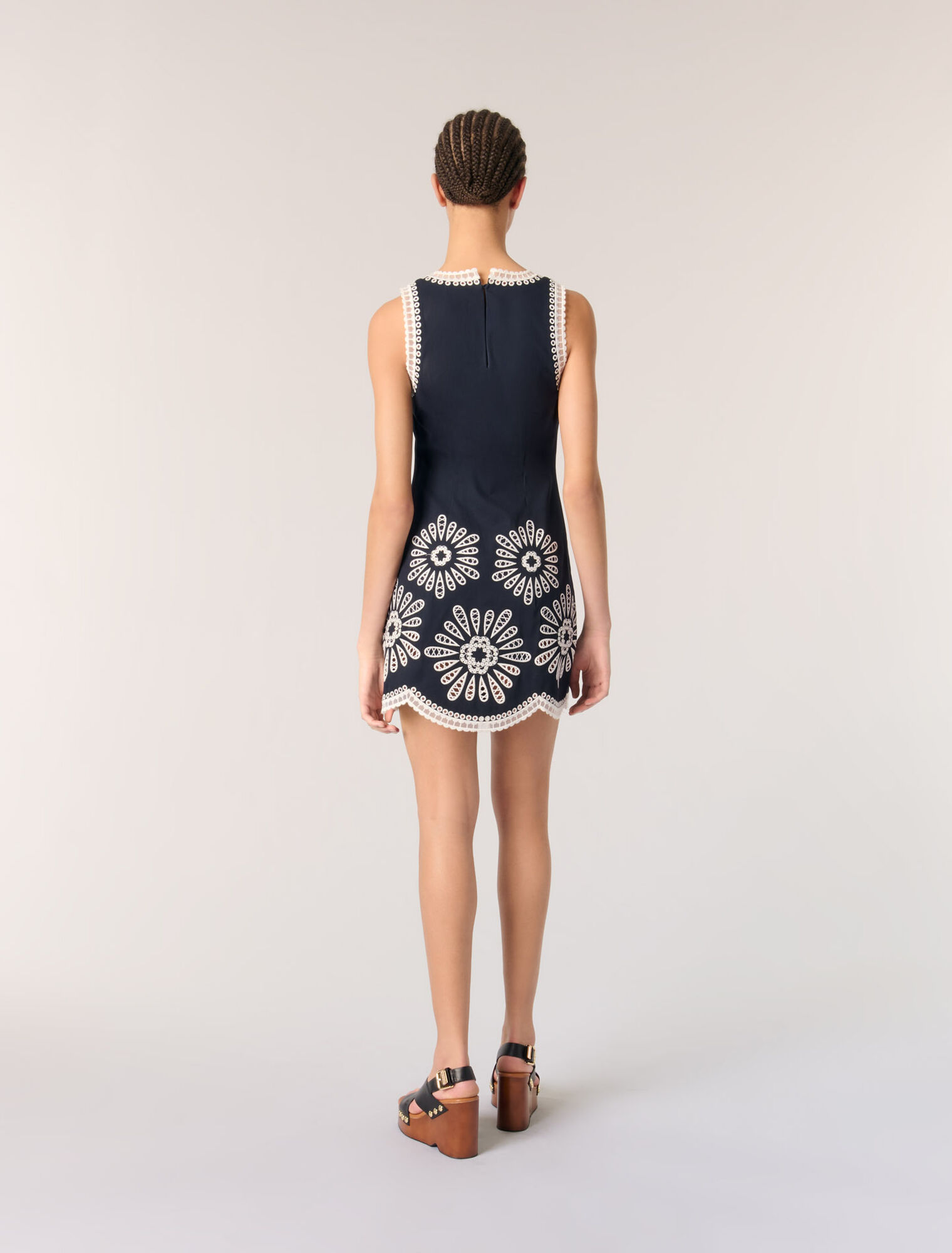 Vestido corto con detalles de ganchillo