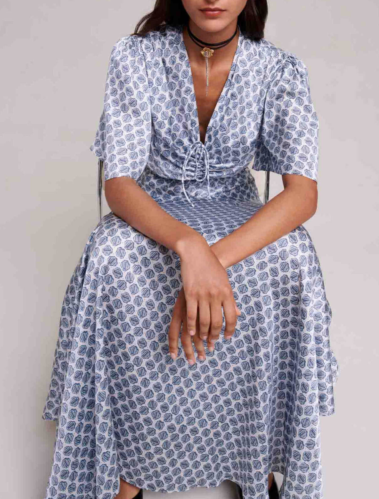 Vestido largo asim&eacute;trico satinado