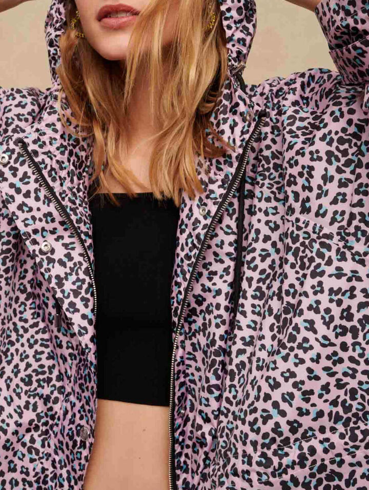 Abrigo hidrófugo con estampado leopardo