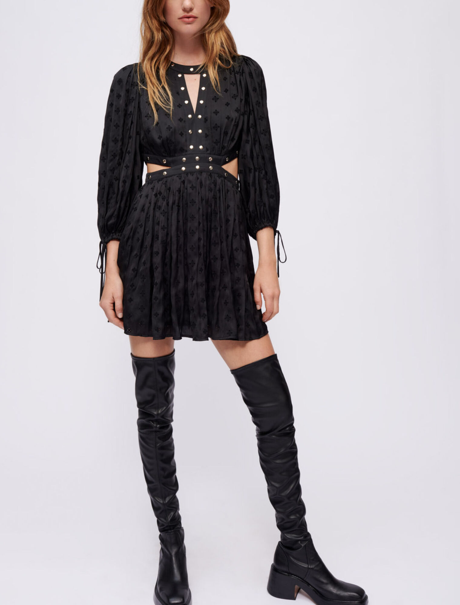 Vestido de satén bordado con tachuelas
