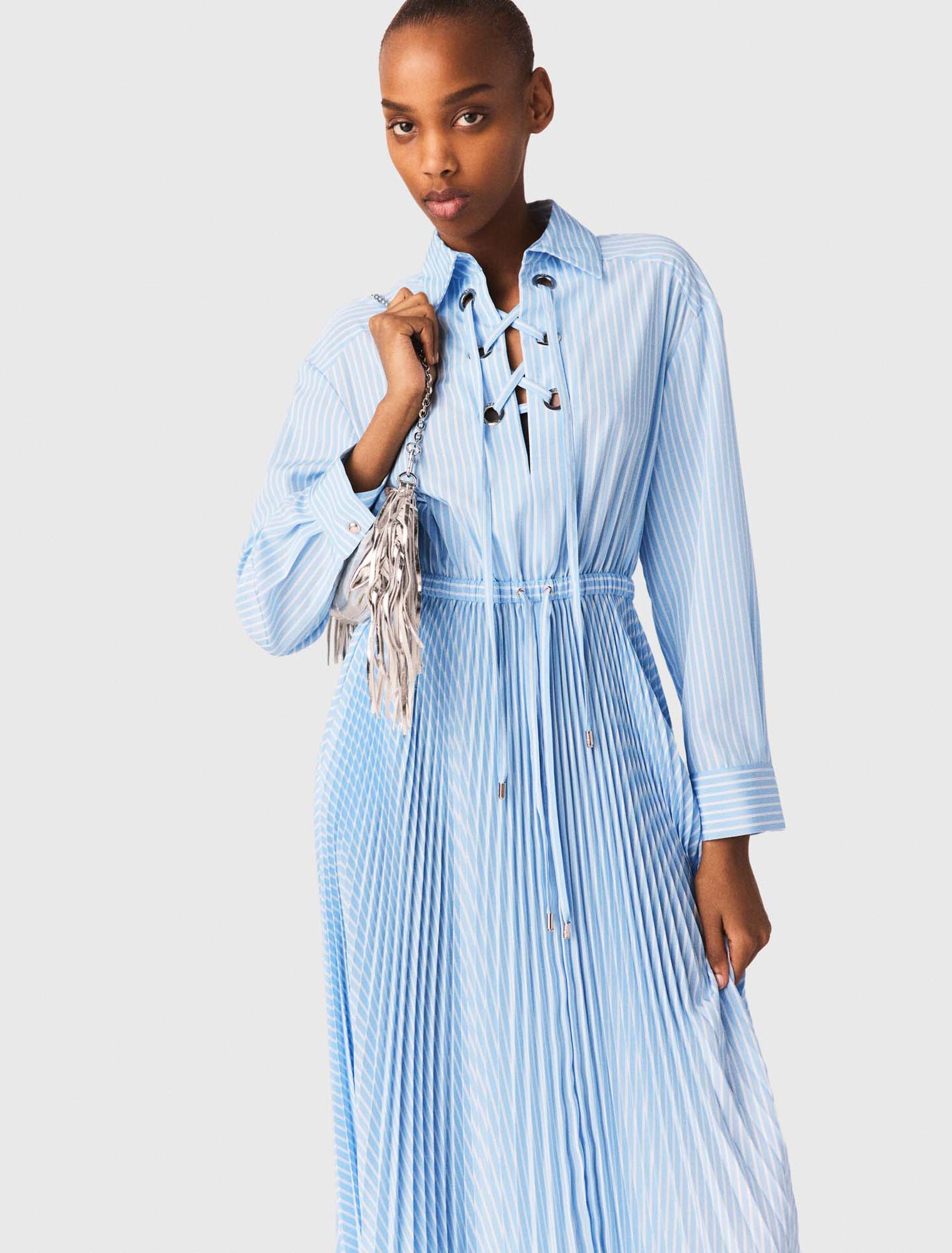 Vestido largo plisado con ojales