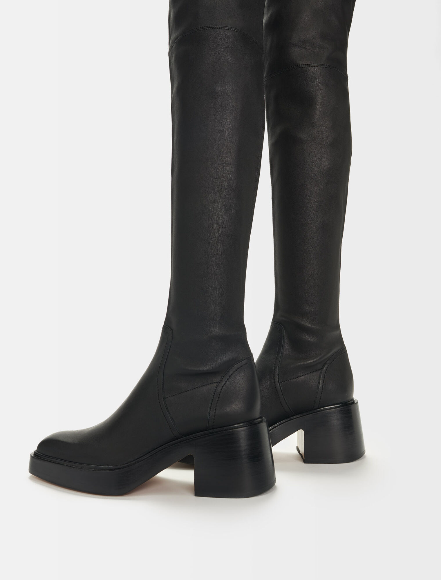 Botas altas de tacón de piel negra