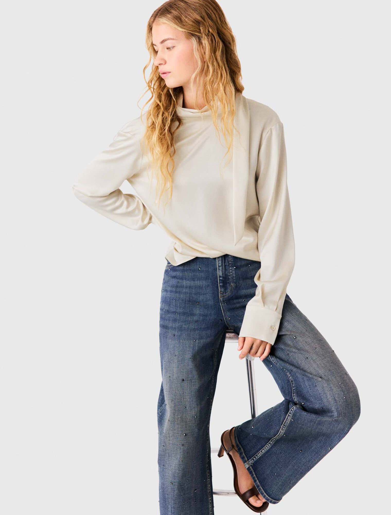 Blusa de raso con espalda drapeada