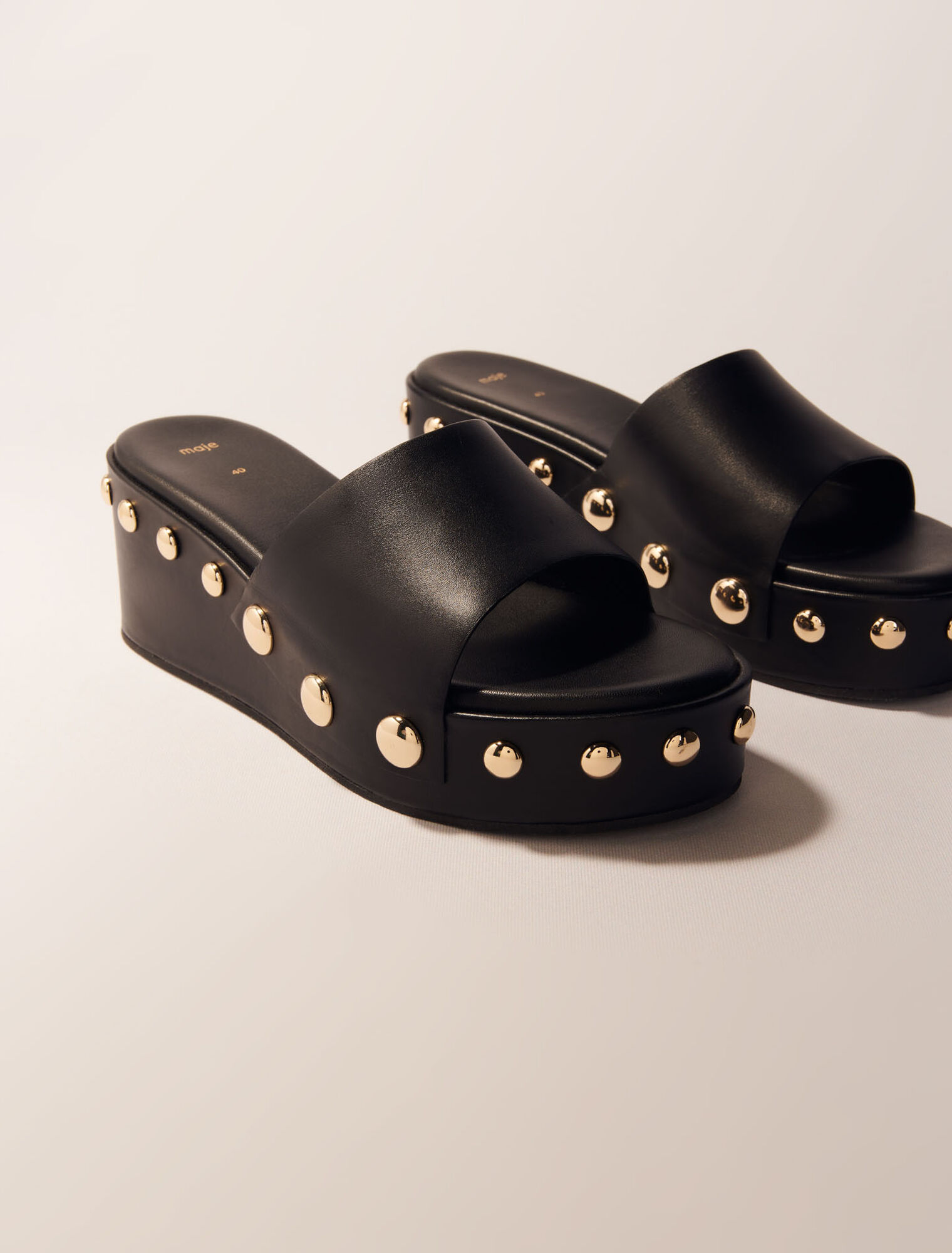 Mules de cuña con tachuelas de piel