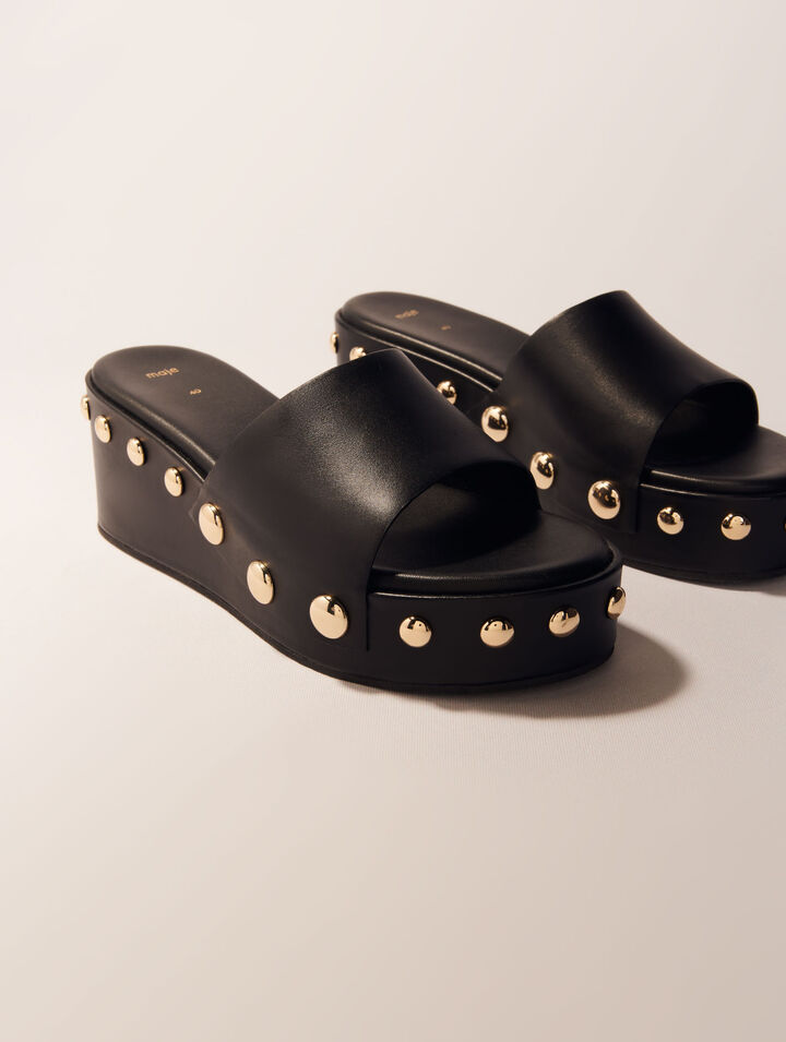 Mules de cuña con tachuelas de piel