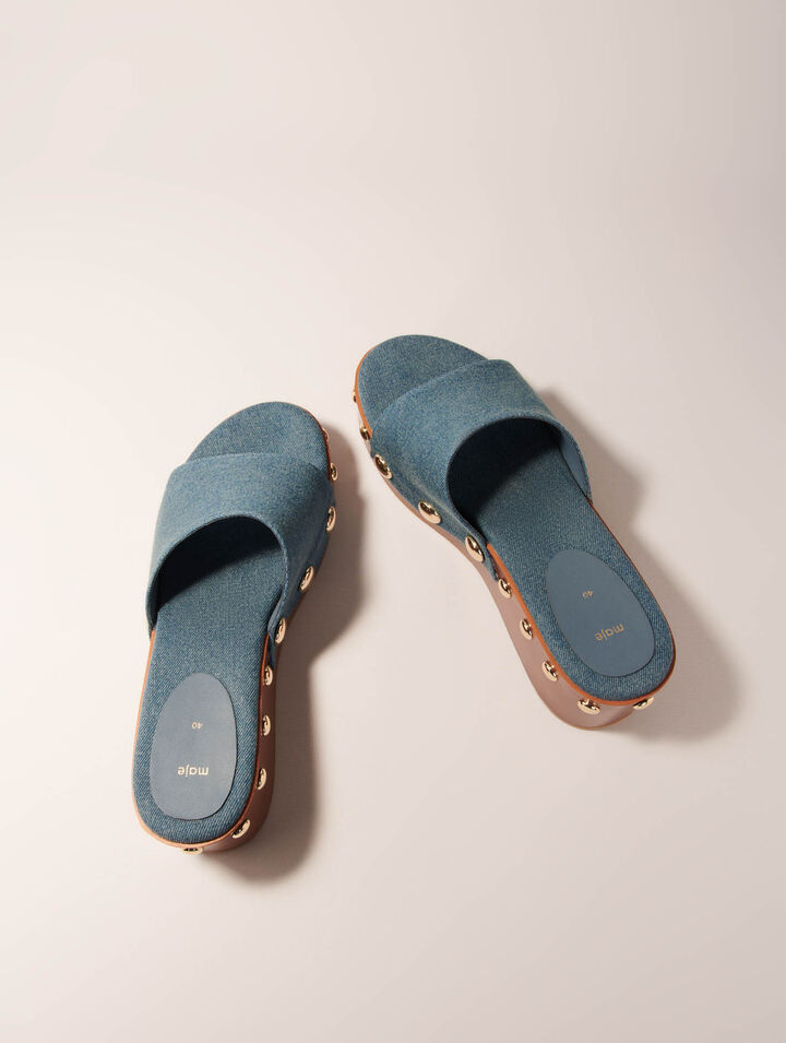 Mules denim de cuña con tachuelas