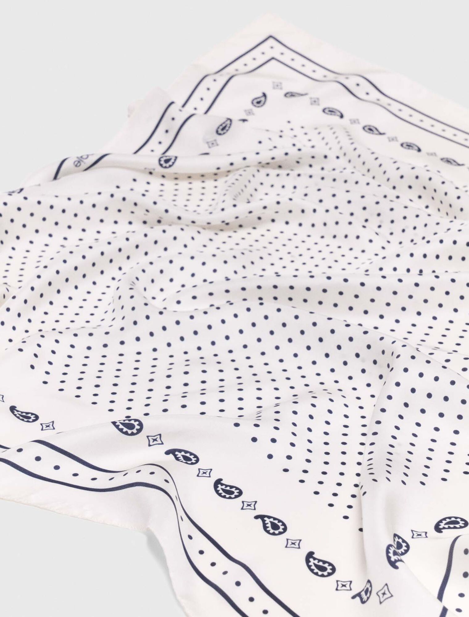 Pa&ntilde;uelo estampado de seda 90x90