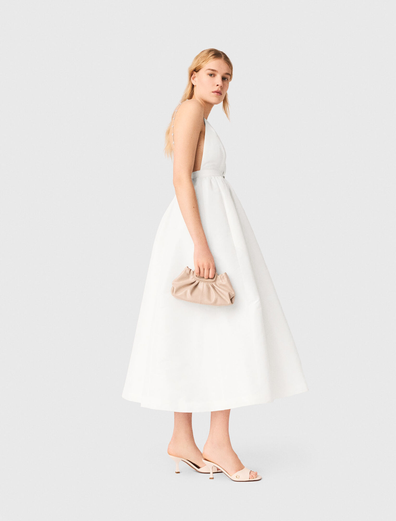 Vestido largo de tafet&aacute;n con joyas