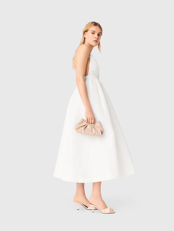 Vestido largo de tafet&aacute;n con joyas