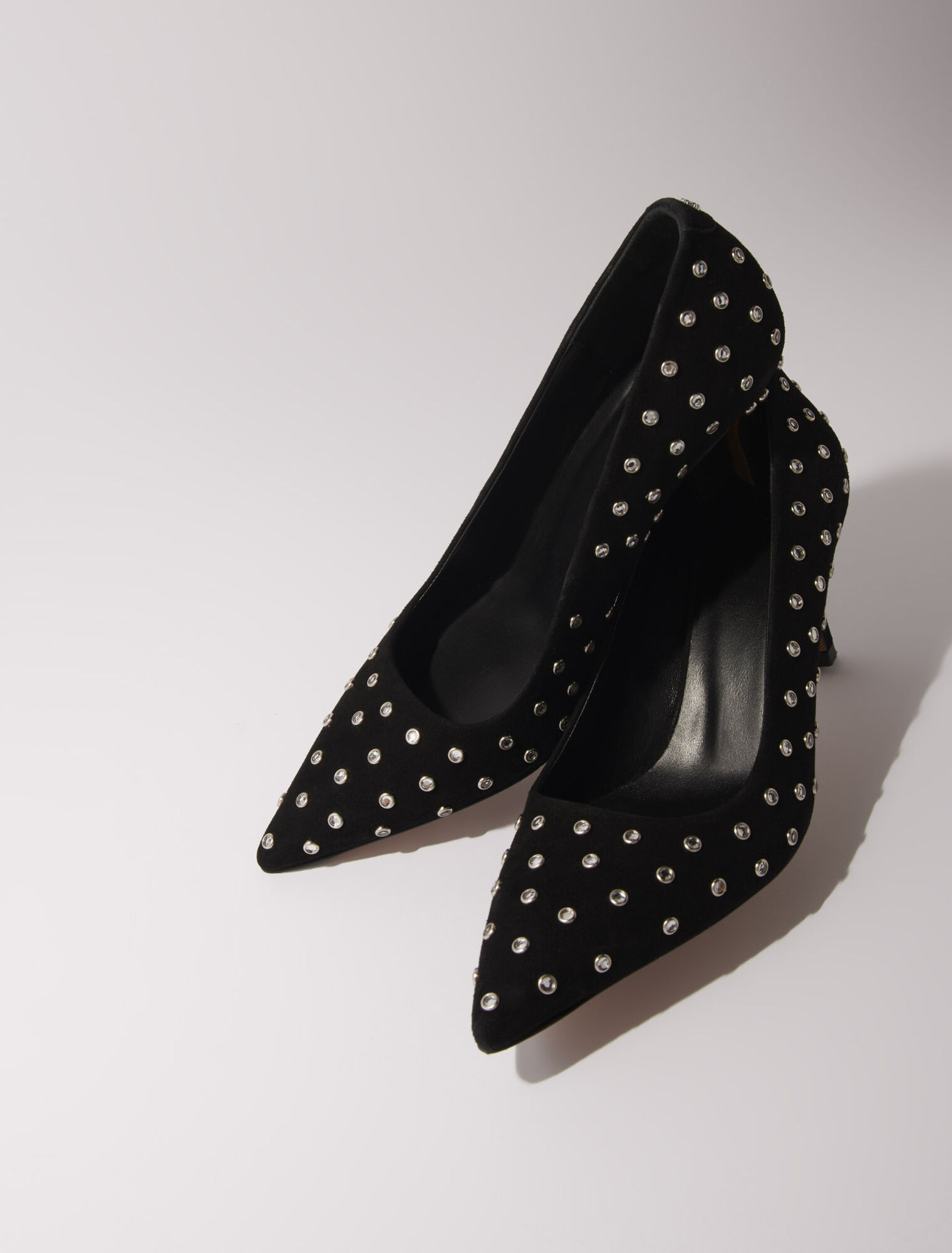 Tacones de punta fina con strass