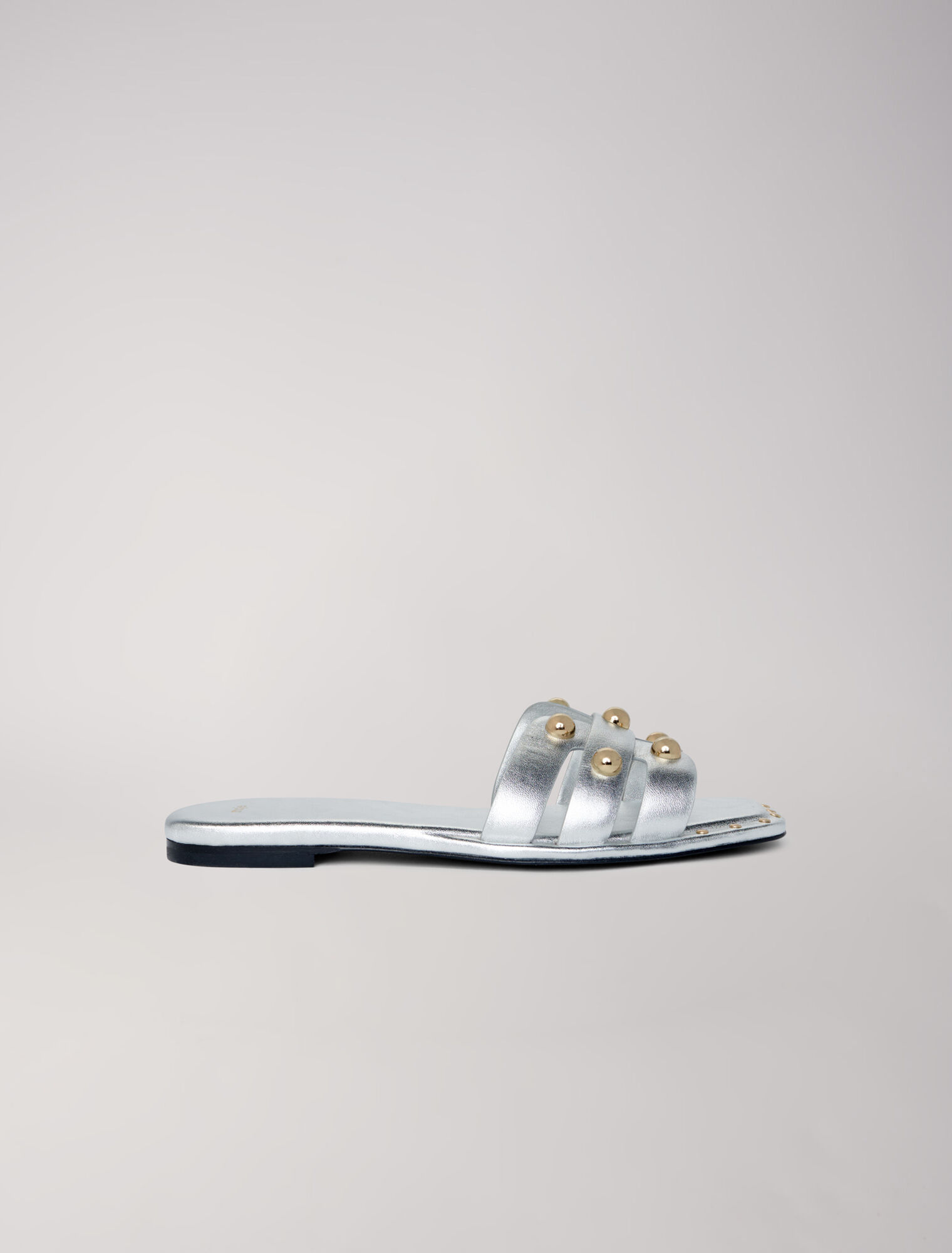 Mules de piel con tachuelas