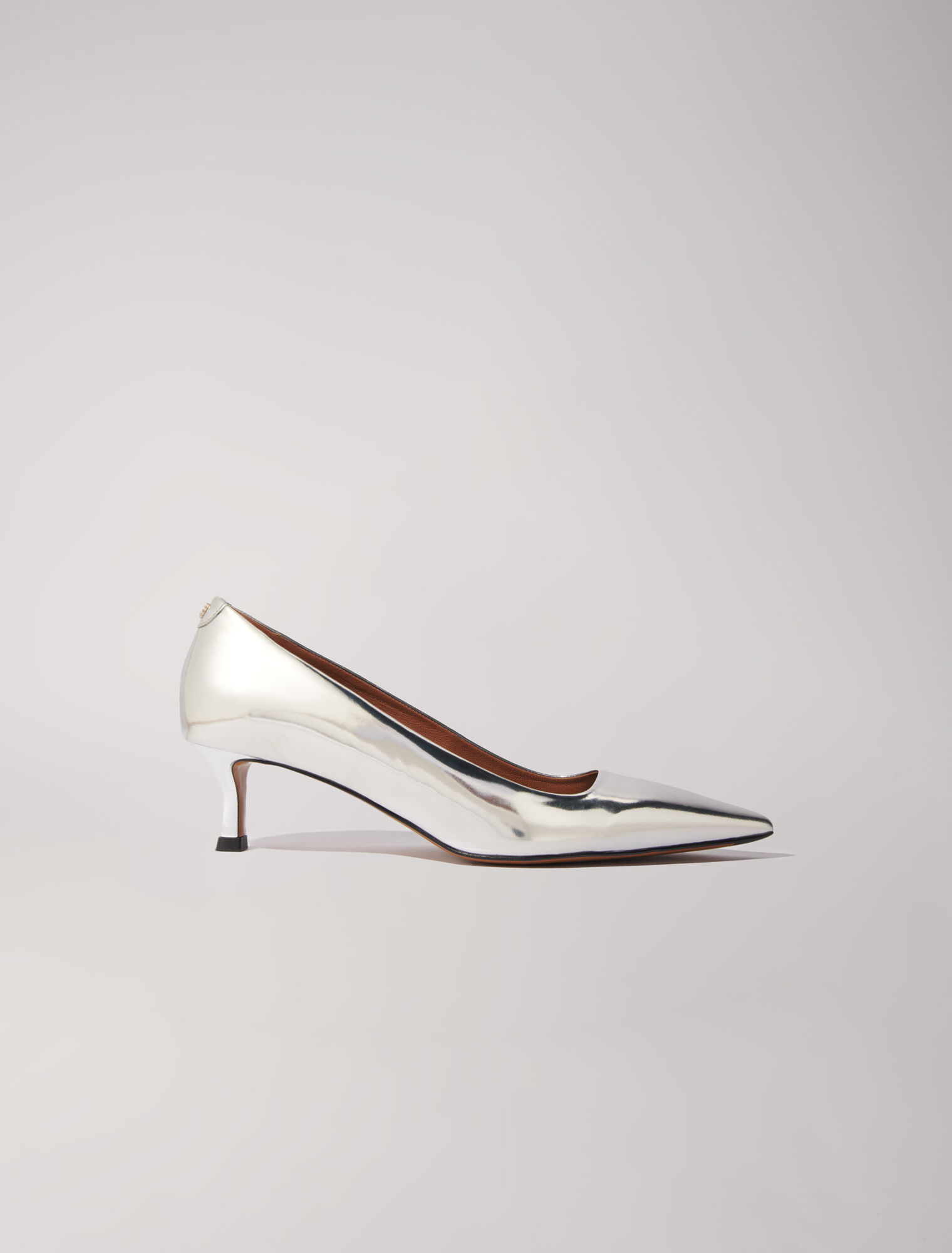 Tacones de punta fina de charol
