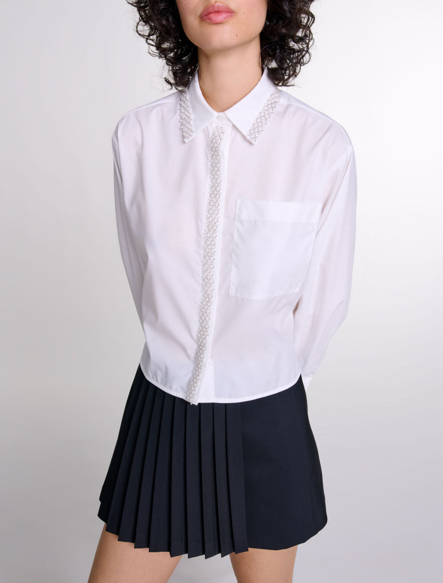 Camisa corta con perlas