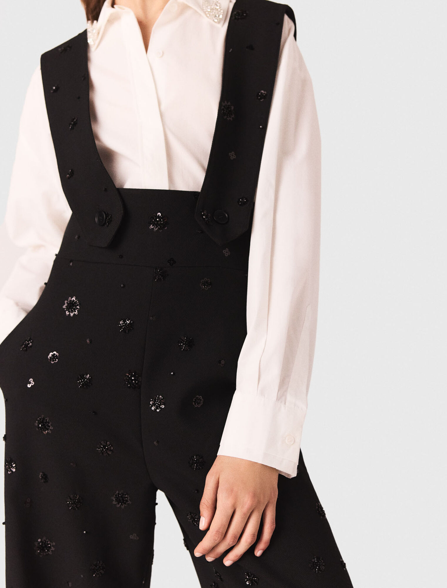 Pantalón con tirantes bordado
