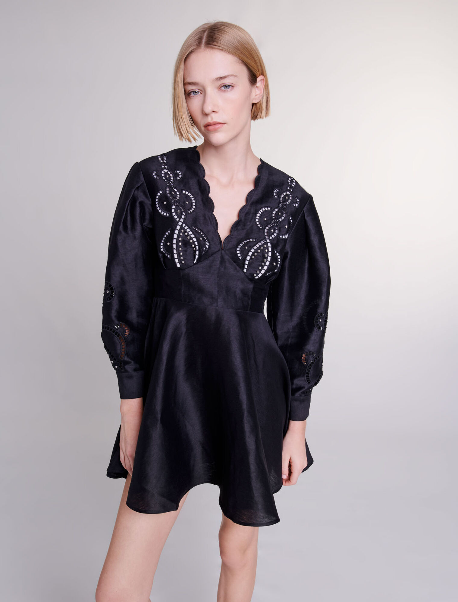Vestido corto de lino con bordados