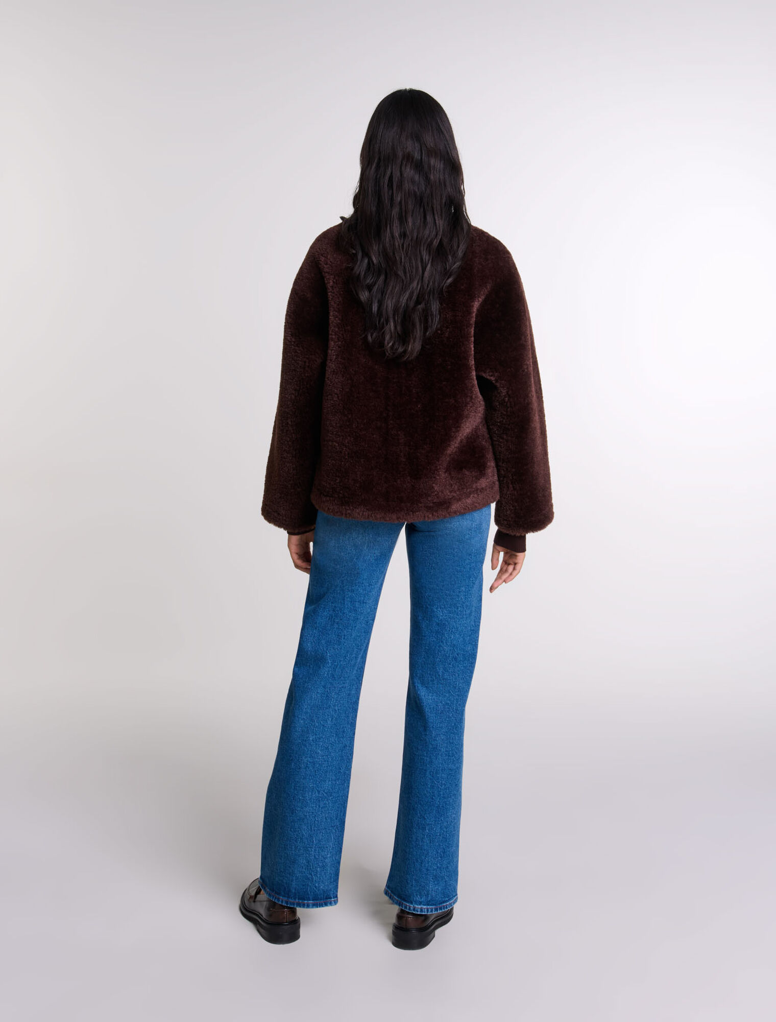 Abrigo corto de piel sint&eacute;tica