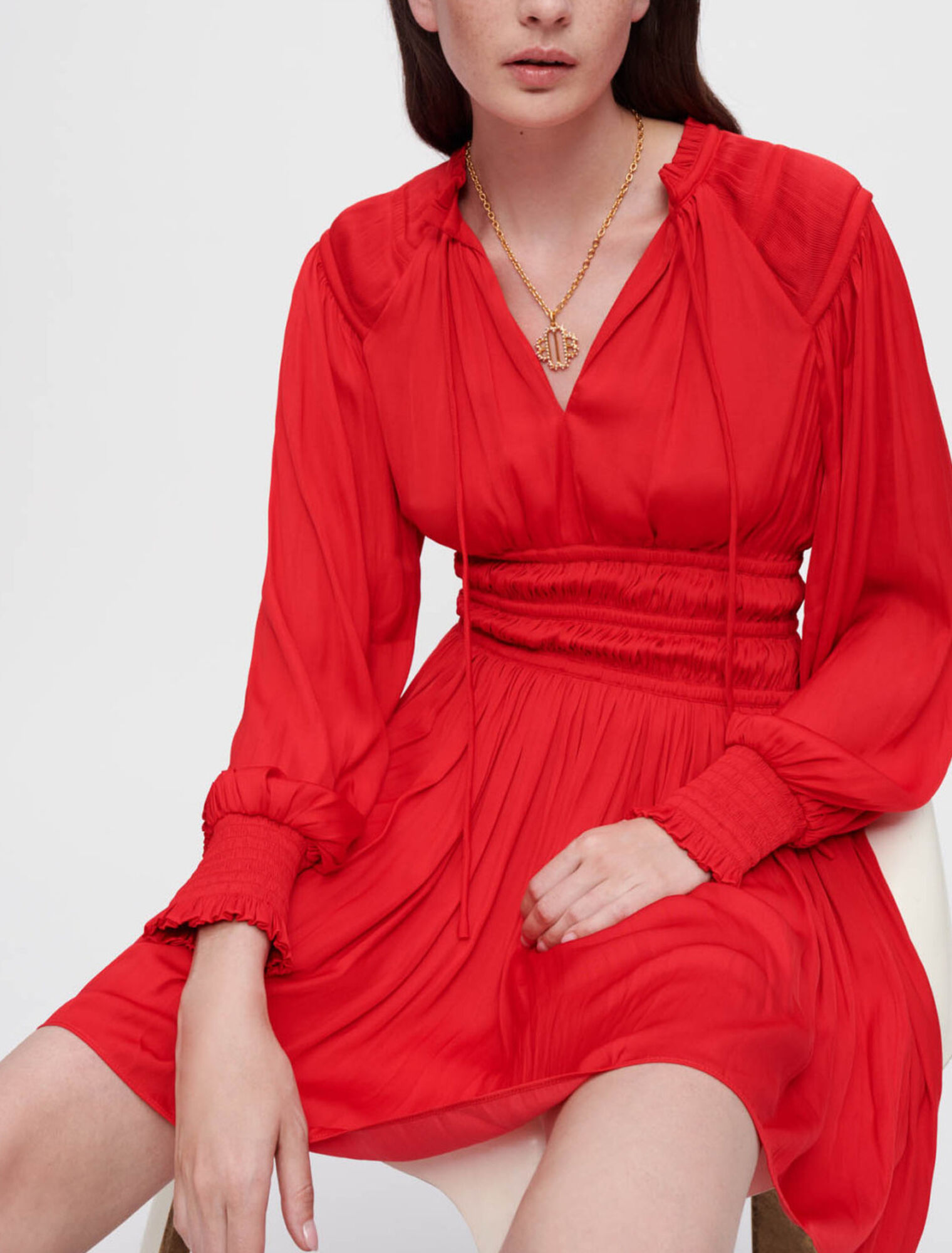 Vestido de satén con cintura ceñida