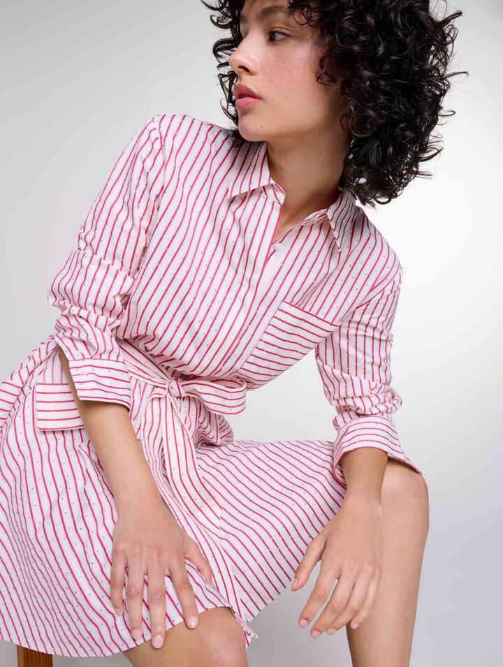 Vestido corto de rayas y pedrería