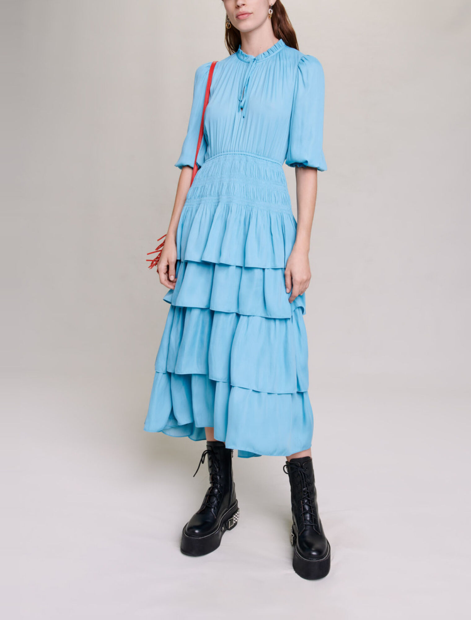 Vestido largo de raso con volantes