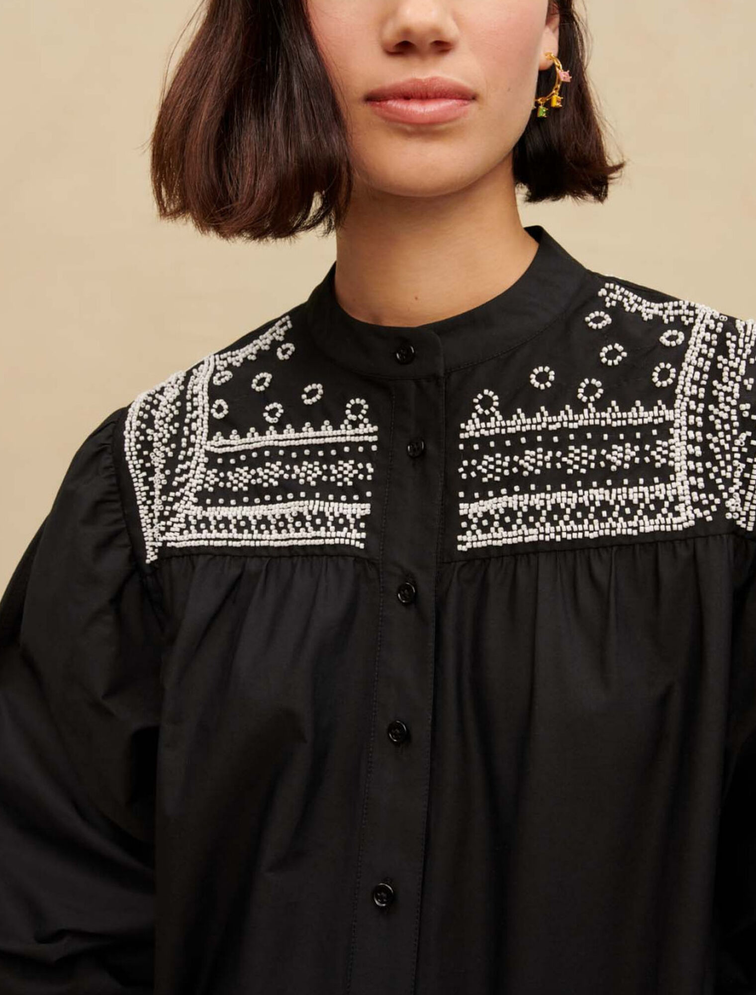 Camisa con detalles bordados