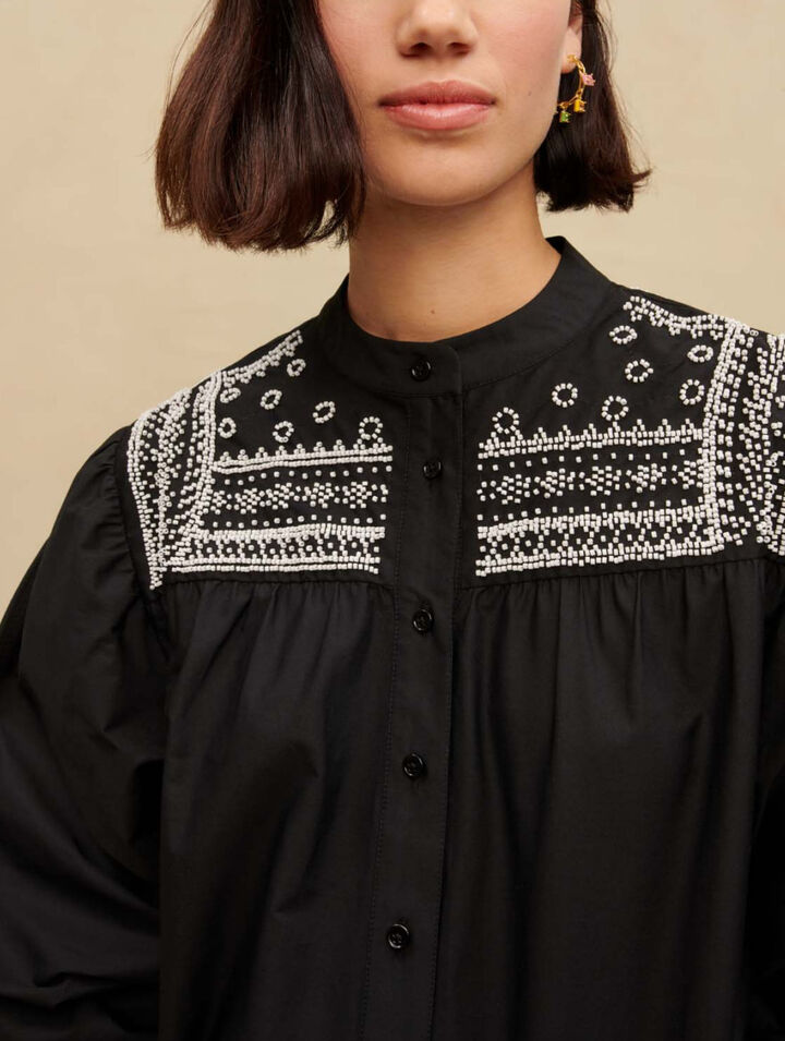 Camisa con detalles bordados