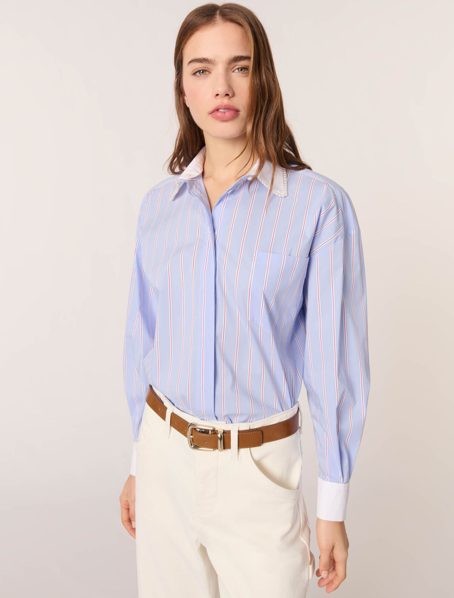 Camisa de rayas y cuello con cuentas